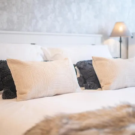 Velvet - 10 Park Square East Daire