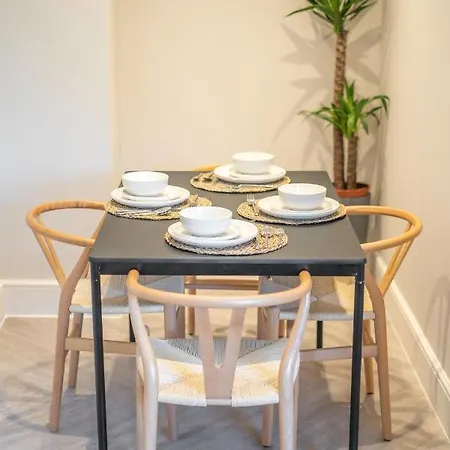 Velvet - 10 Park Square East Daire