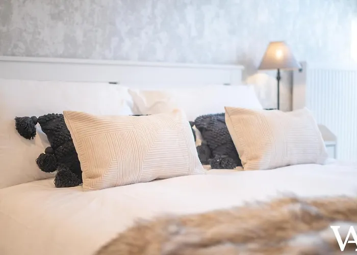 Velvet - 10 Park Square East Apartment